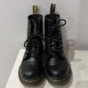 Women’s classic doc martens very lightly used size 5